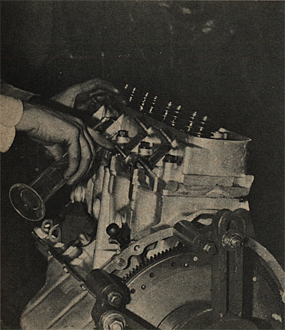 Measuring combustion chamber volumes